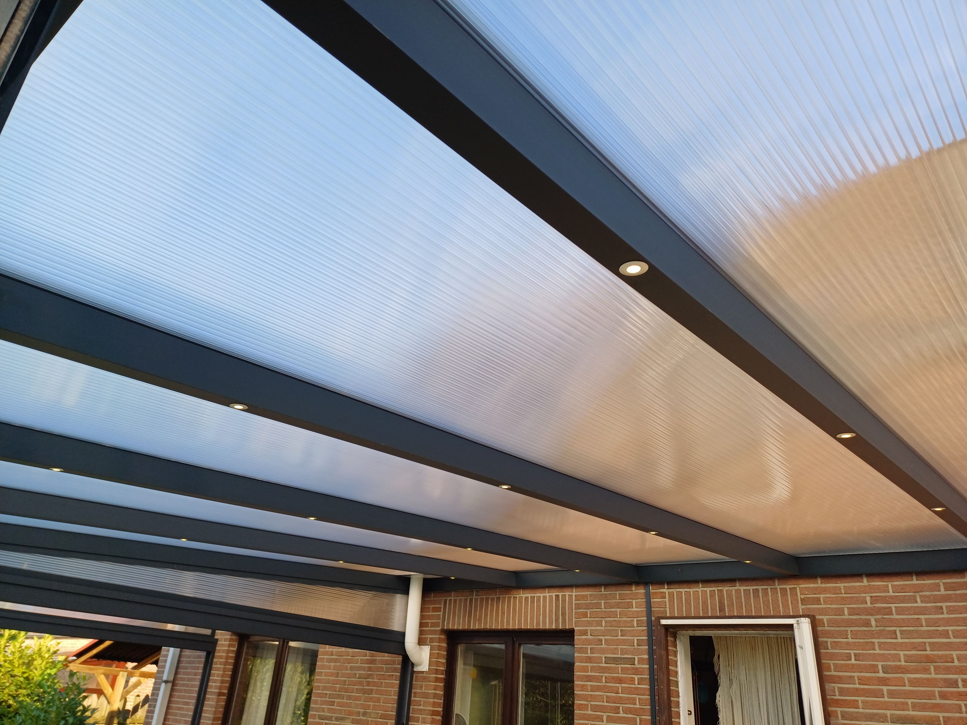 Helder polycarbonaat dak, ingebouwde verlichting en omleiding dampkap