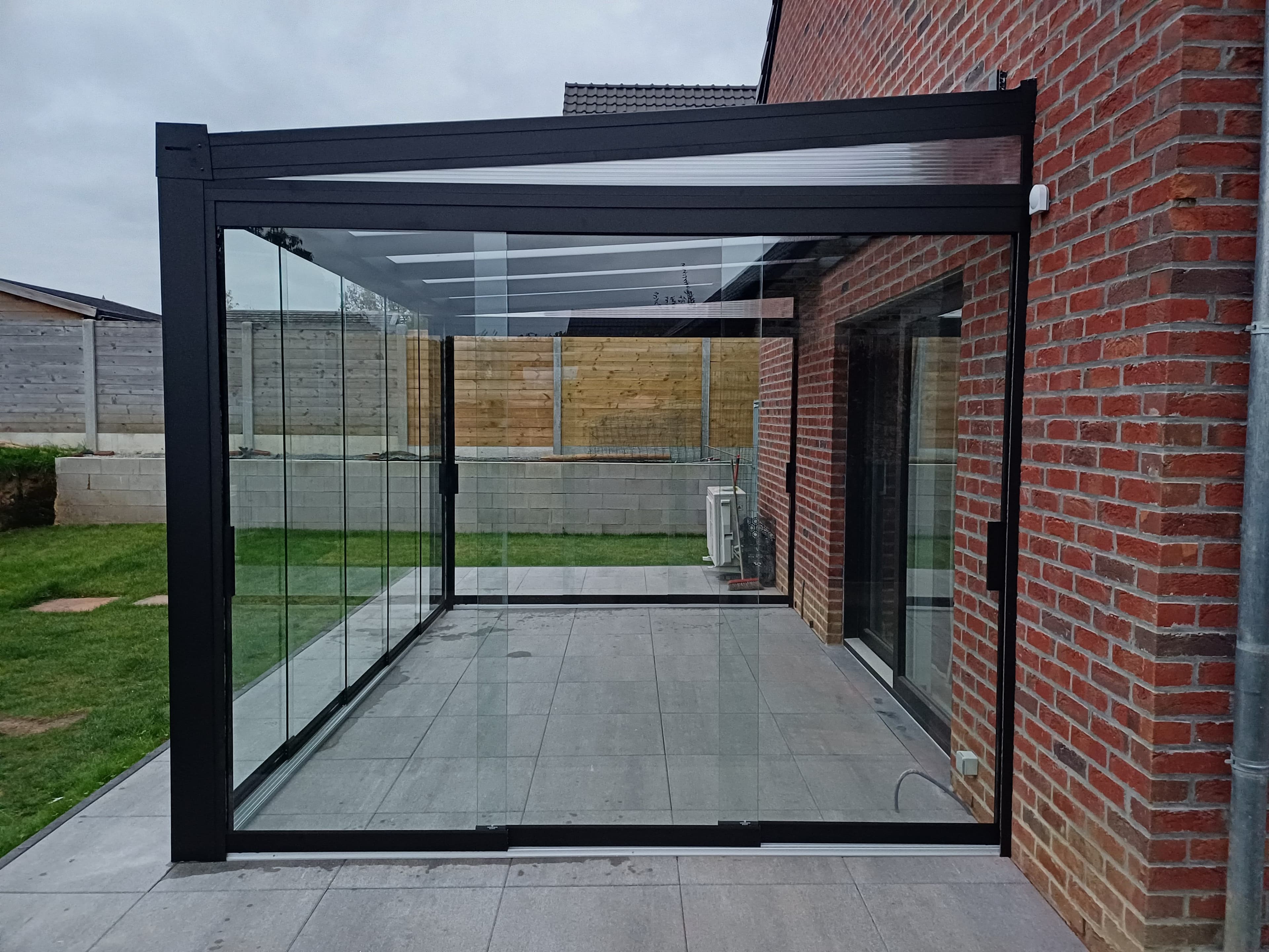 Terrasoverkapping met glazen schuifwanden in Pajottegem - foto 3