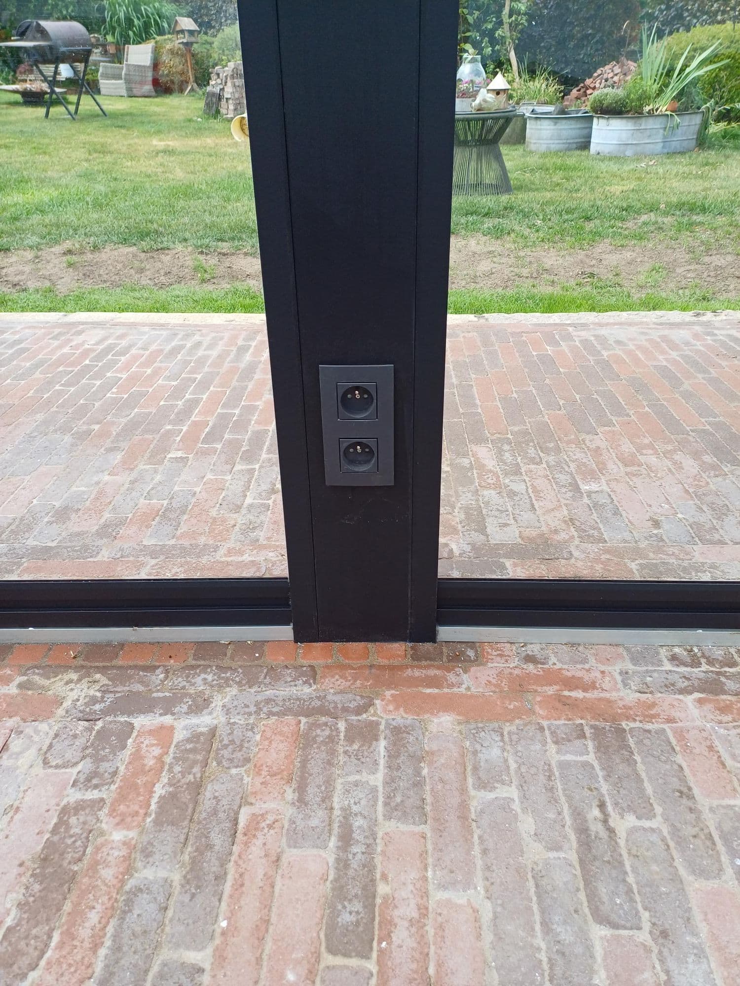 ingebouwd stopcontact in glazen overkapping