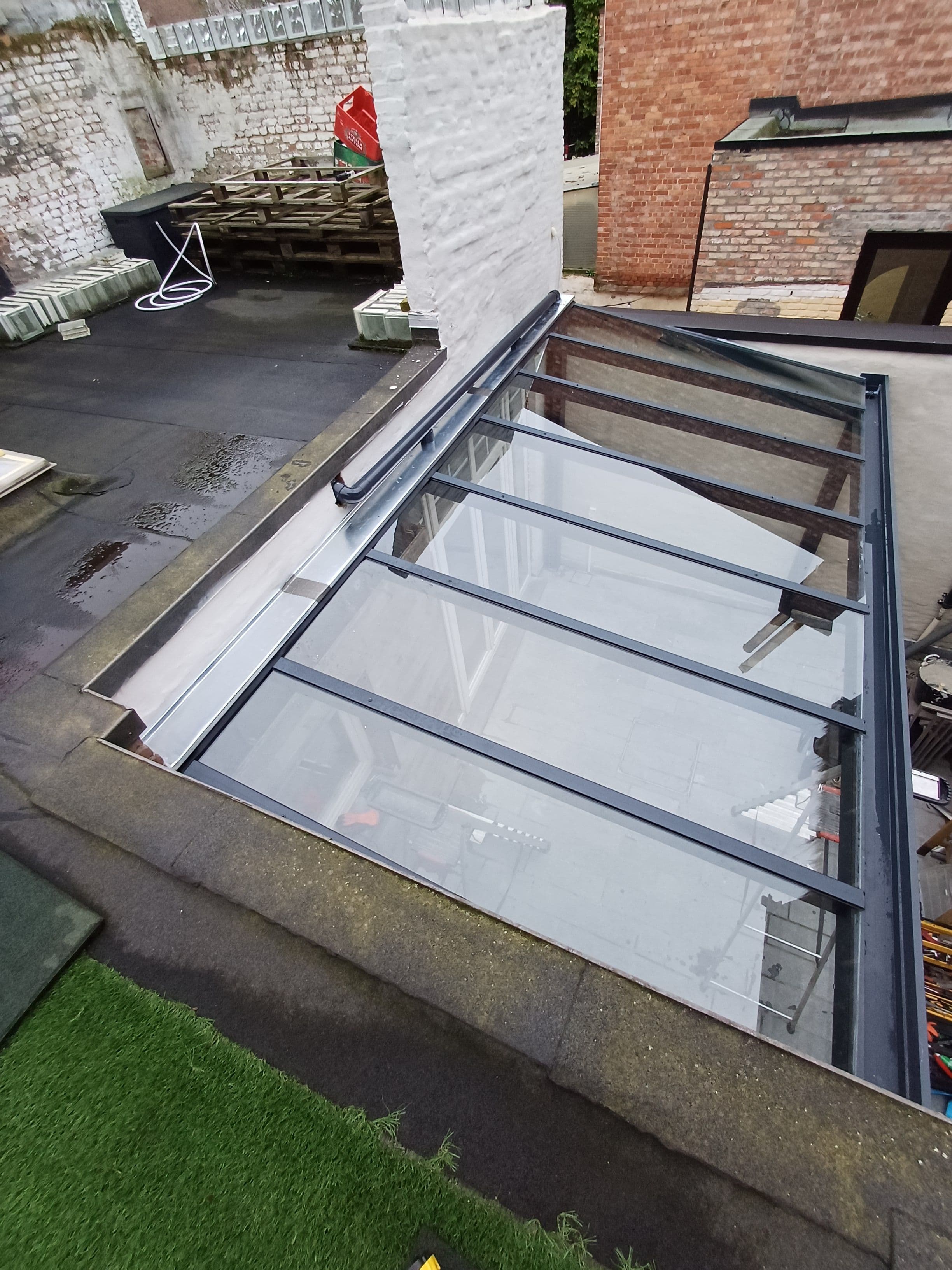 Mooi zinkwerk, gekleurde waterafvoerpijpen