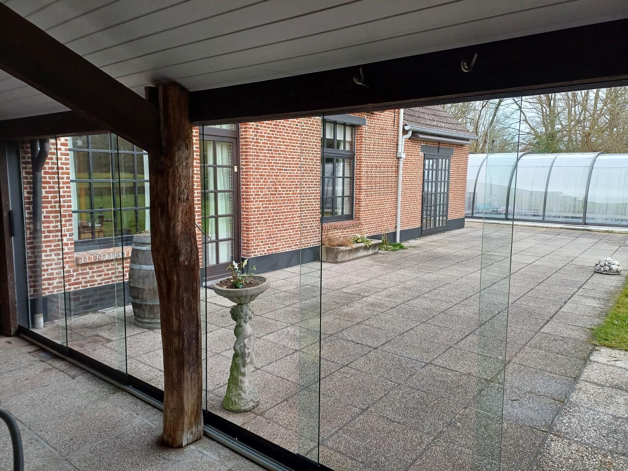 Glazen schuifwanden van binnenuit