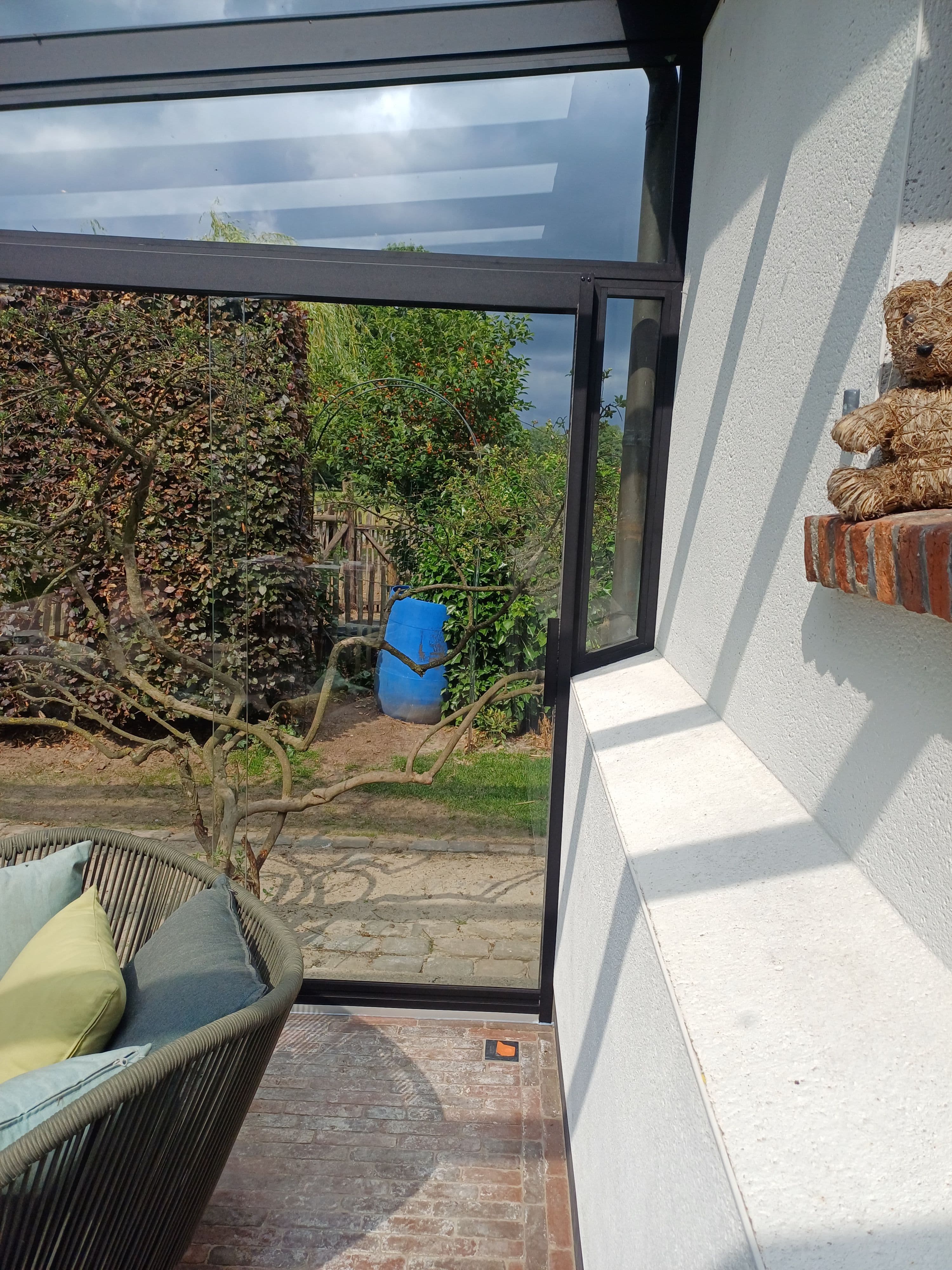 een terrasoverkapping die een niet-rechte muur volgt.