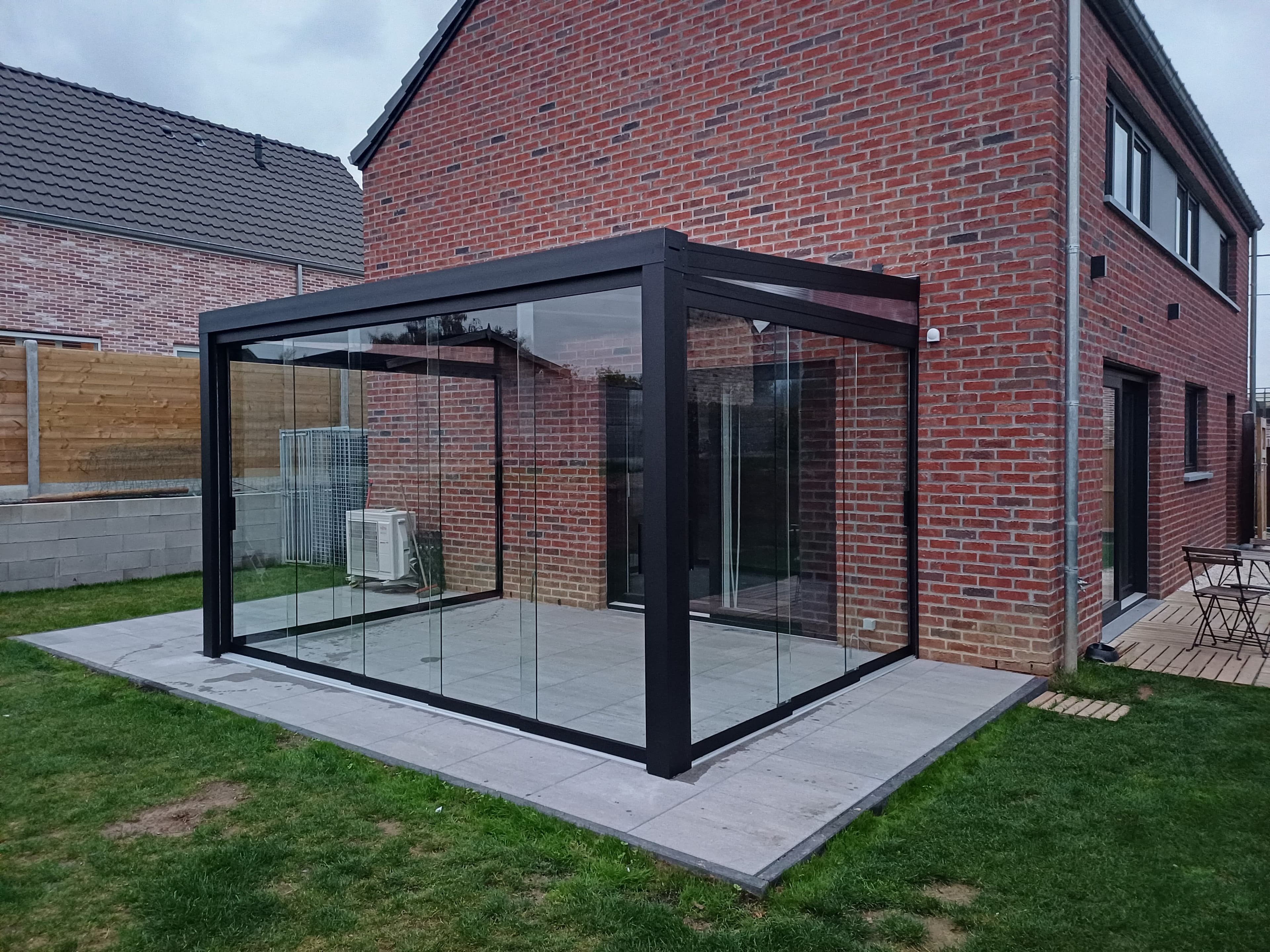 aanbouwveranda met glazen schuifwanden