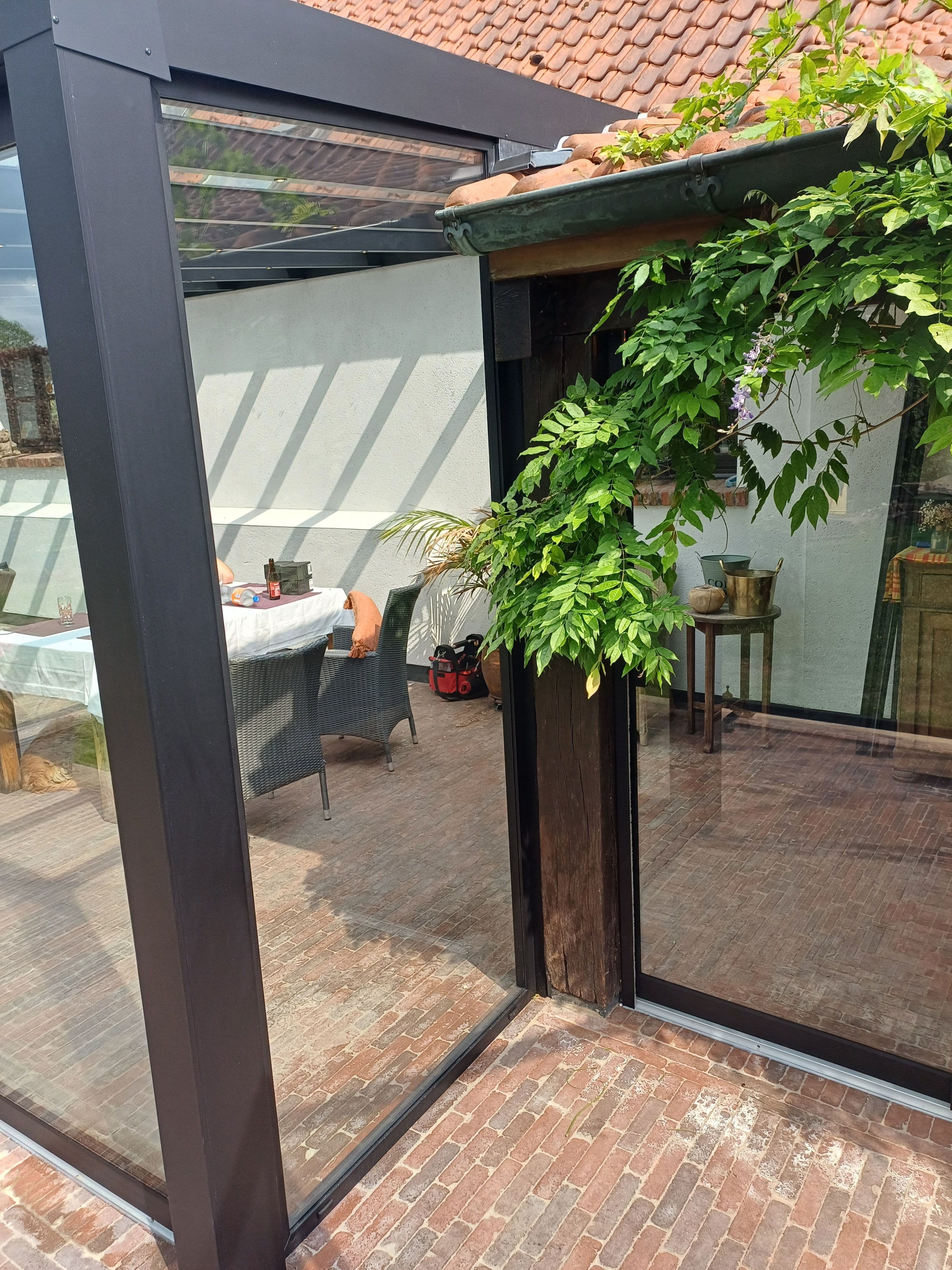 prachtige glazen overkapping aan een landelijk huis.