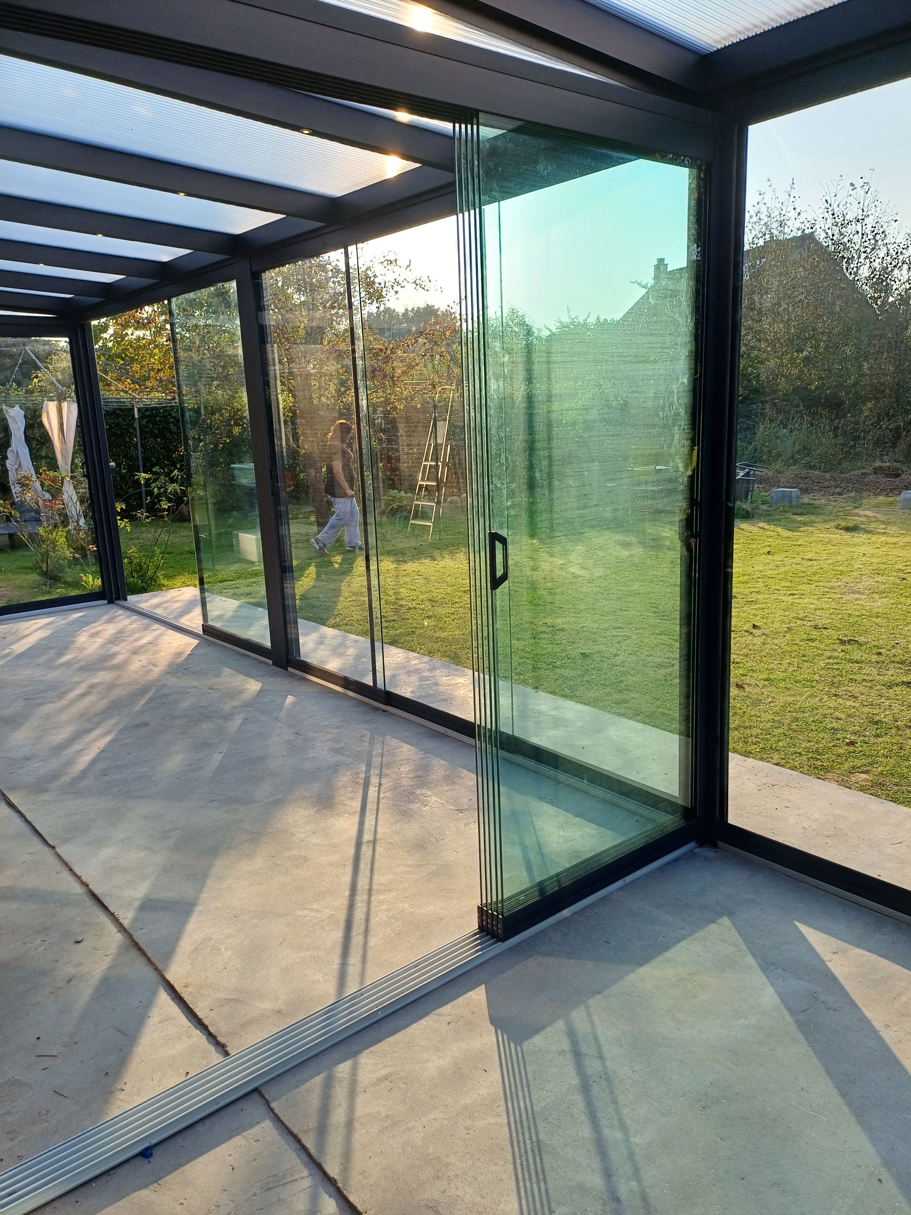 De glazen schuifwand binnenin